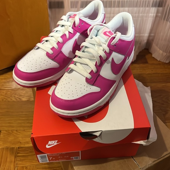 pink nike dunk low - Picture 3 of 3
